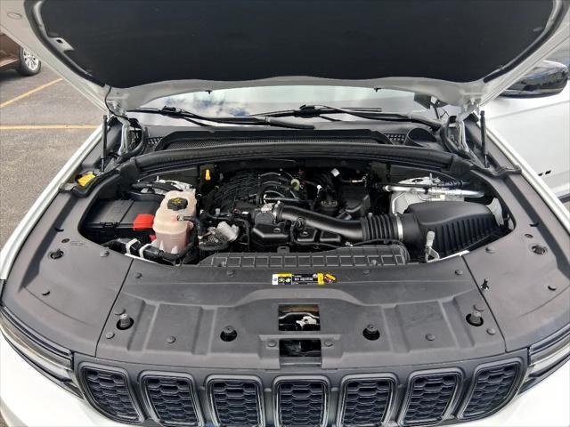 Photo of 2021 Bright White Clearcoat Jeep Grand Cherokee L
