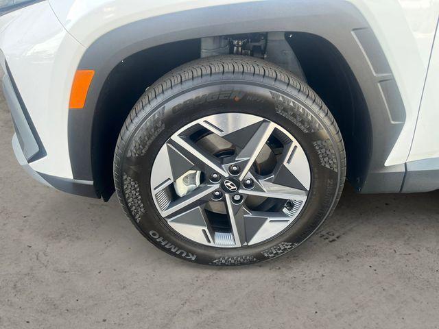 Photo of 2025 White Pearl Hyundai TUCSON