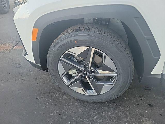 Photo of 2025 White Pearl Hyundai TUCSON