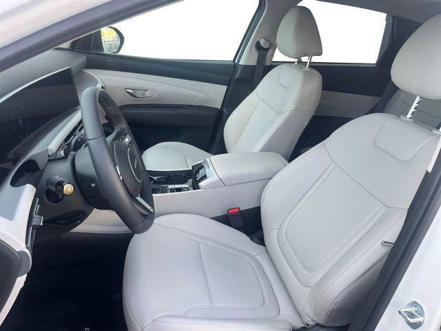 Photo of 2025 White Pearl Hyundai TUCSON