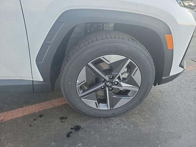 Photo of 2025 White Pearl Hyundai TUCSON