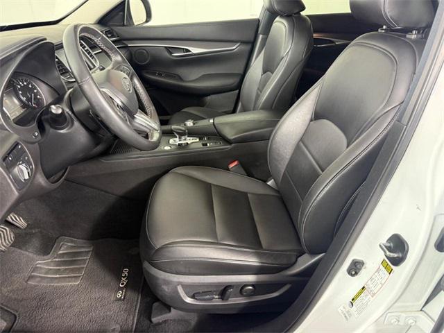 Photo of 2020 White INFINITI QX50