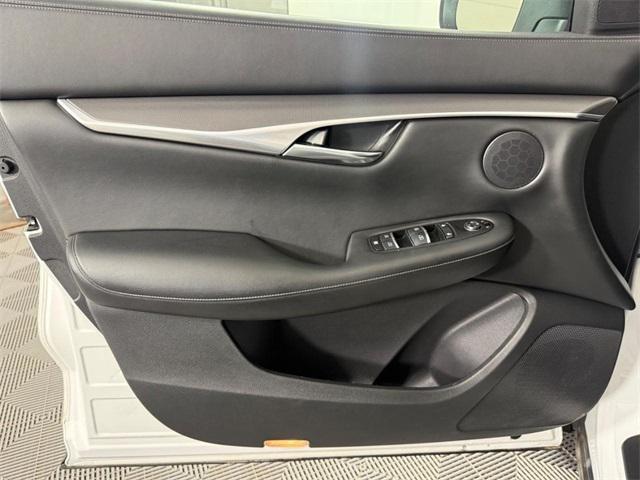 Photo of 2020 White INFINITI QX50