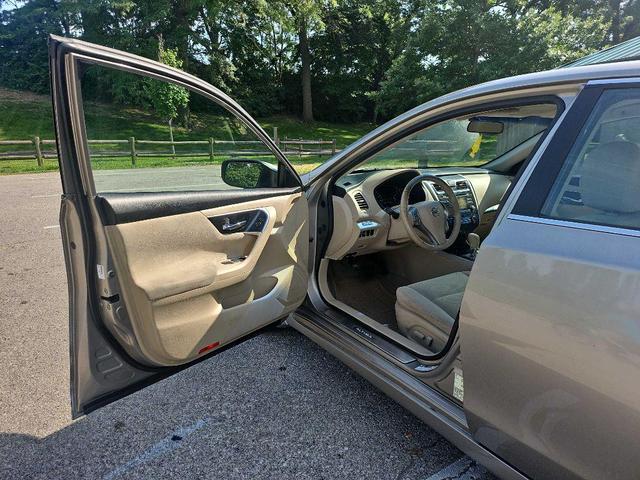 Photo of 2014 TAN Nissan Altima