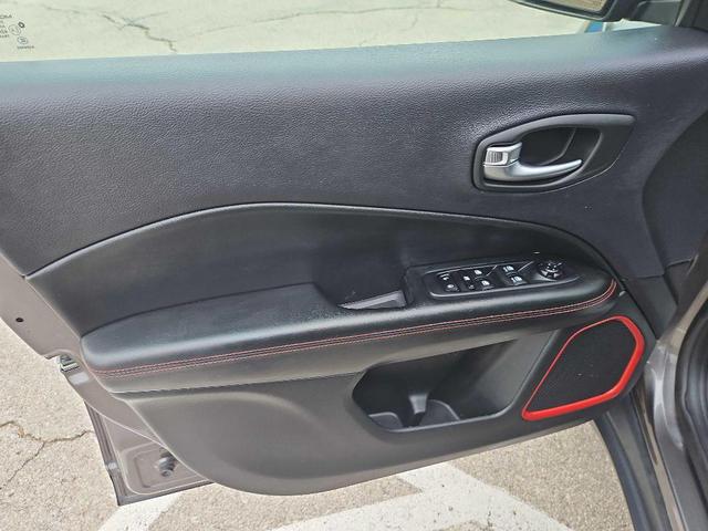 Photo of 2018 GRAY Jeep Compass