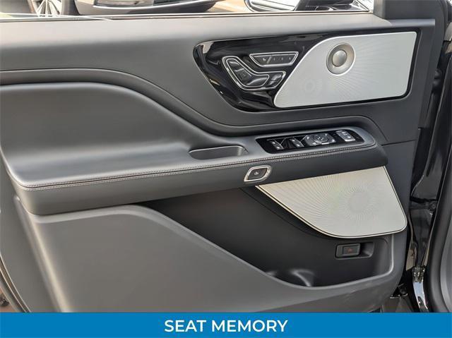 Photo of 2025 Infinite Black Metallic Clearcoat Lincoln Aviator