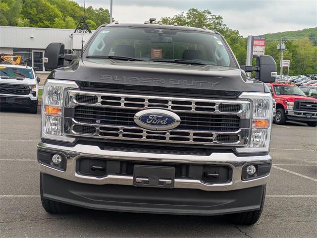 Photo of 2023 Agate Black Metallic Ford F-350