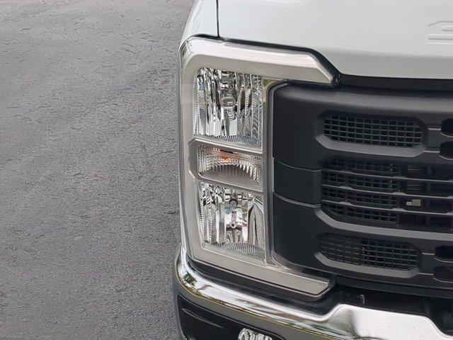 Photo of 2025 Oxford White Ford F-350