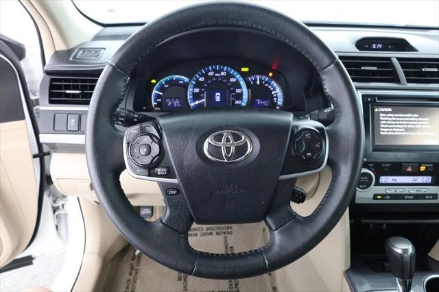 Photo of 2014 Super White Toyota Camry Hybrid