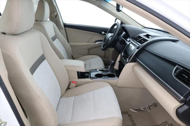 Photo of 2014 Super White Toyota Camry Hybrid