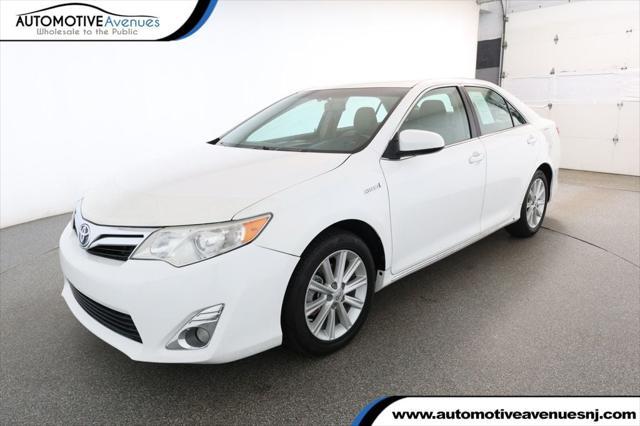 Photo of 2014 Super White Toyota Camry Hybrid