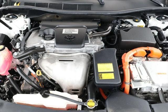 Photo of 2014 Super White Toyota Camry Hybrid
