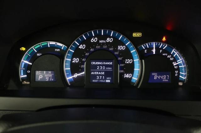 Photo of 2014 Super White Toyota Camry Hybrid