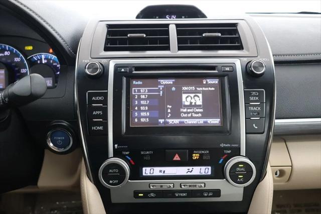Photo of 2014 Super White Toyota Camry Hybrid
