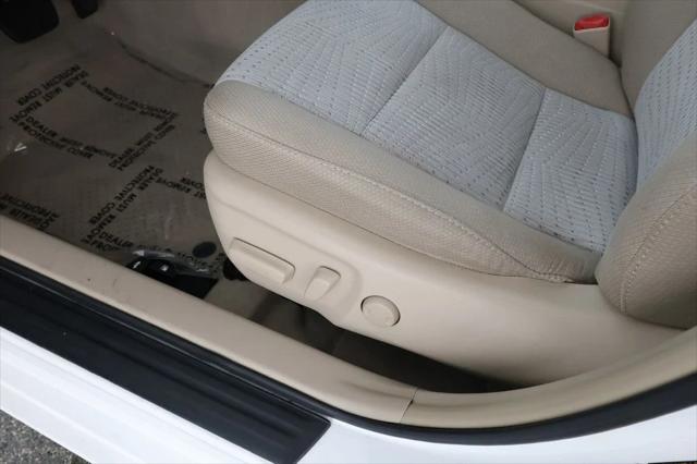 Photo of 2014 Super White Toyota Camry Hybrid