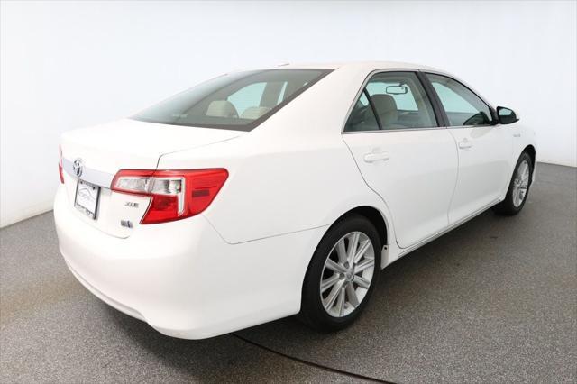 Photo of 2014 Super White Toyota Camry Hybrid