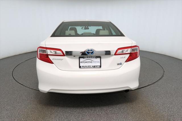 Photo of 2014 Super White Toyota Camry Hybrid