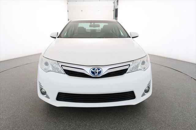 Photo of 2014 Super White Toyota Camry Hybrid