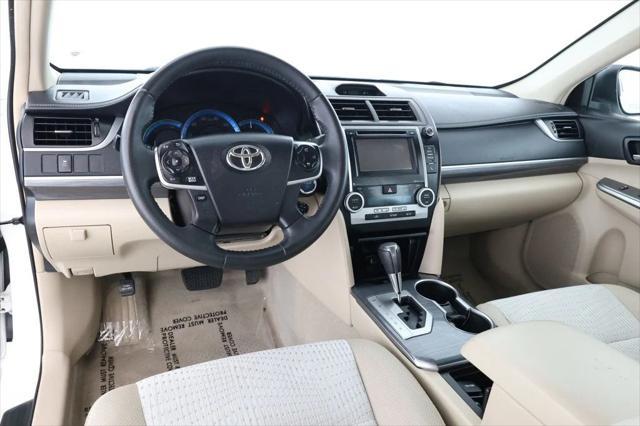 Photo of 2014 Super White Toyota Camry Hybrid