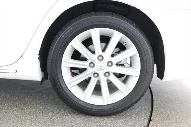 Photo of 2014 Super White Toyota Camry Hybrid