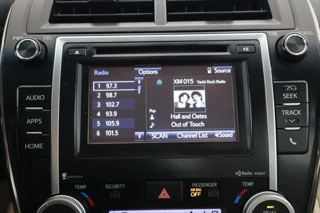 Photo of 2014 Super White Toyota Camry Hybrid