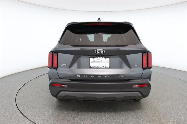 Photo of 2021 Gravity Grey Kia Sorento