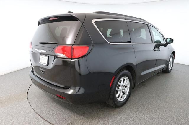 Photo of 2020 Brilliant Black Crystal Pearlcoat Chrysler Voyager