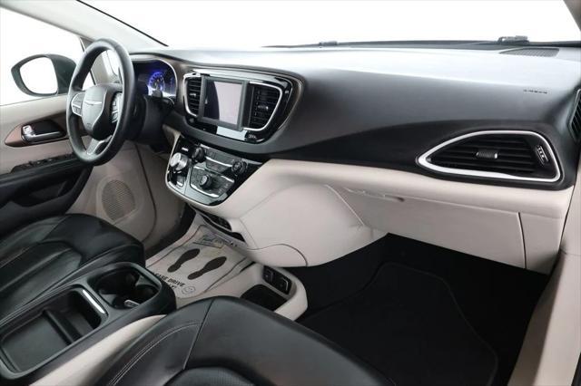 Photo of 2020 Brilliant Black Crystal Pearlcoat Chrysler Voyager