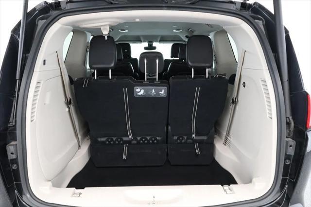 Photo of 2020 Brilliant Black Crystal Pearlcoat Chrysler Voyager