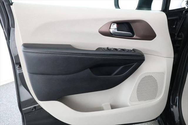 Photo of 2020 Brilliant Black Crystal Pearlcoat Chrysler Voyager