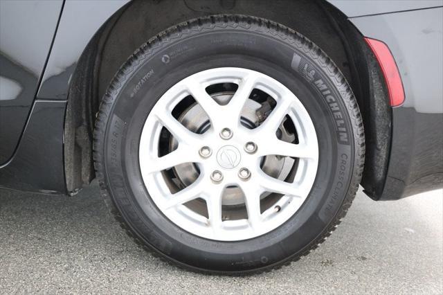 Photo of 2020 Brilliant Black Crystal Pearlcoat Chrysler Voyager
