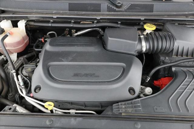 Photo of 2020 Brilliant Black Crystal Pearlcoat Chrysler Voyager