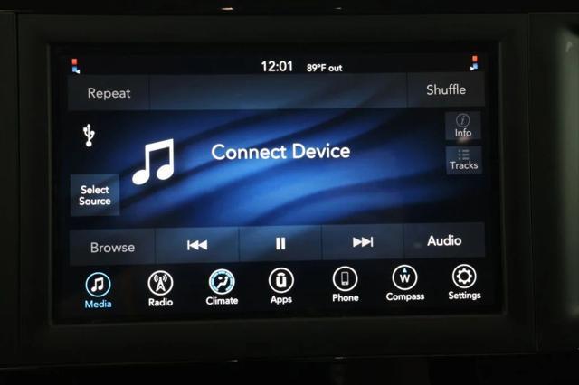 Photo of 2020 Brilliant Black Crystal Pearlcoat Chrysler Voyager
