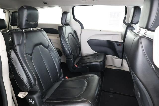 Photo of 2020 Brilliant Black Crystal Pearlcoat Chrysler Voyager