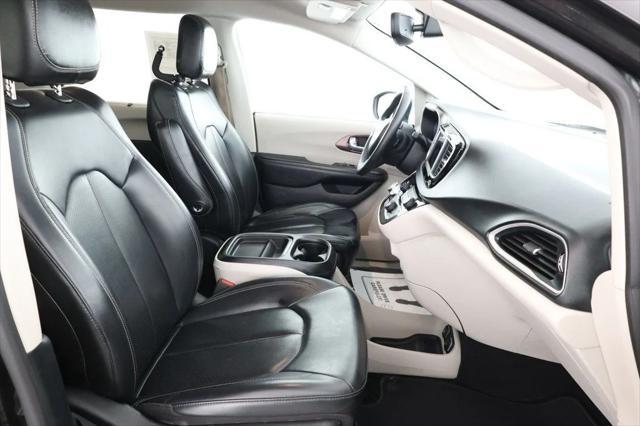 Photo of 2020 Brilliant Black Crystal Pearlcoat Chrysler Voyager
