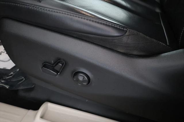 Photo of 2020 Brilliant Black Crystal Pearlcoat Chrysler Voyager