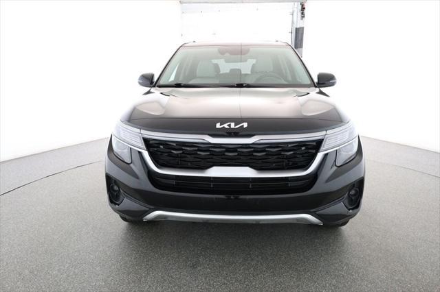 Photo of 2022 Cherry Black Kia Seltos