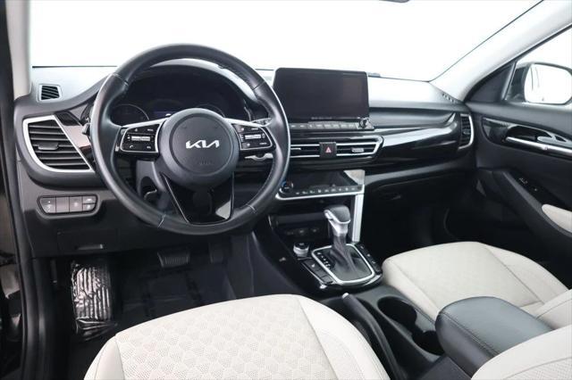 Photo of 2022 Cherry Black Kia Seltos