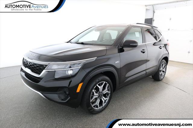 Photo of 2022 Cherry Black Kia Seltos