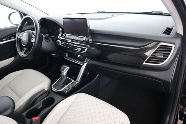 Photo of 2022 Cherry Black Kia Seltos