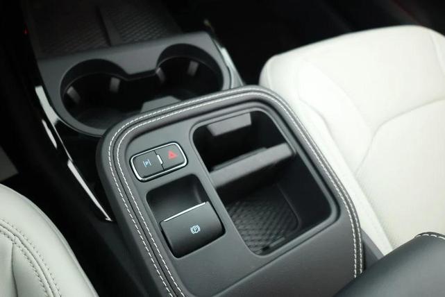 Photo of 2025 Star White Metallic Tri-Coat Ford Mustang Mach-E