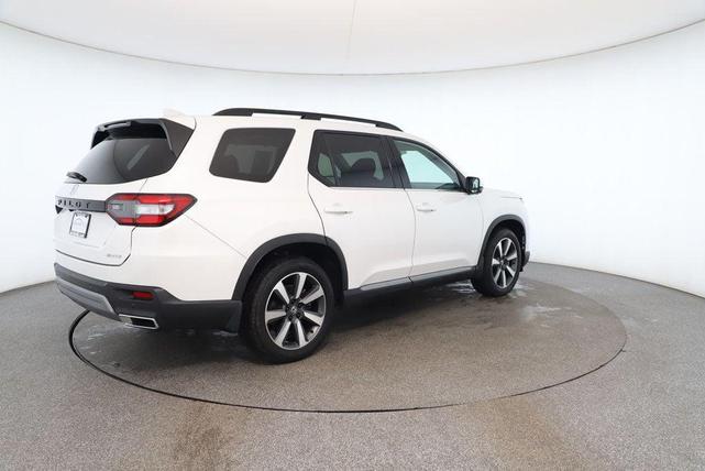 Photo of 2023 Platinum White Pearl Honda Pilot