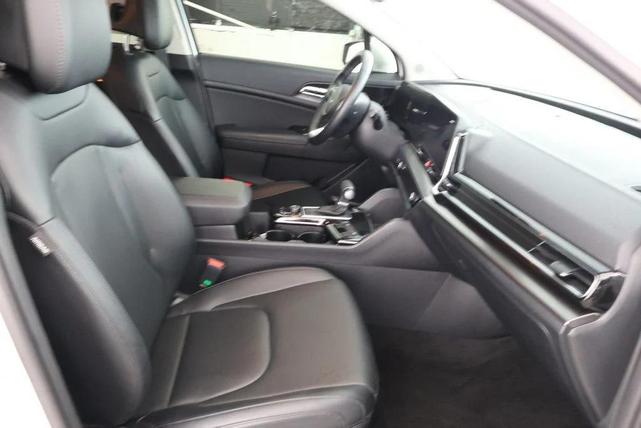 Photo of 2024 Glacial White Pearl Kia Sportage