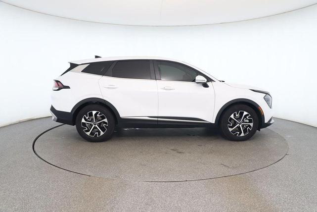 Photo of 2024 Glacial White Pearl Kia Sportage