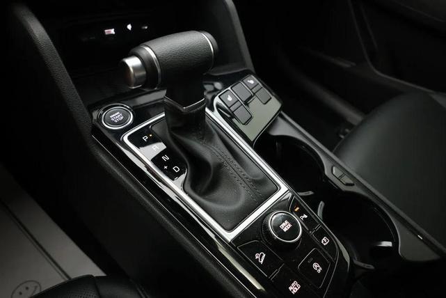 Photo of 2024 Glacial White Pearl Kia Sportage