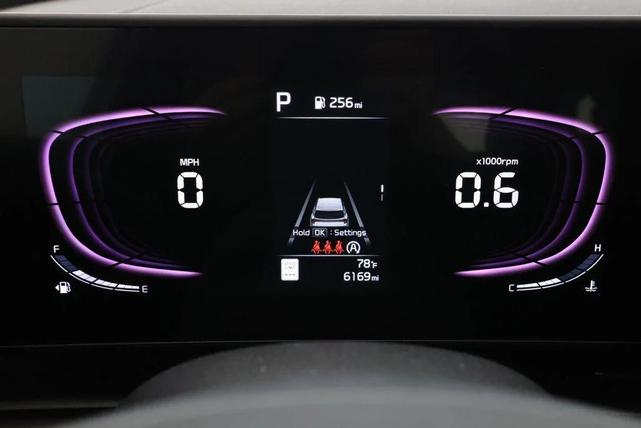 Photo of 2024 Glacial White Pearl Kia Sportage