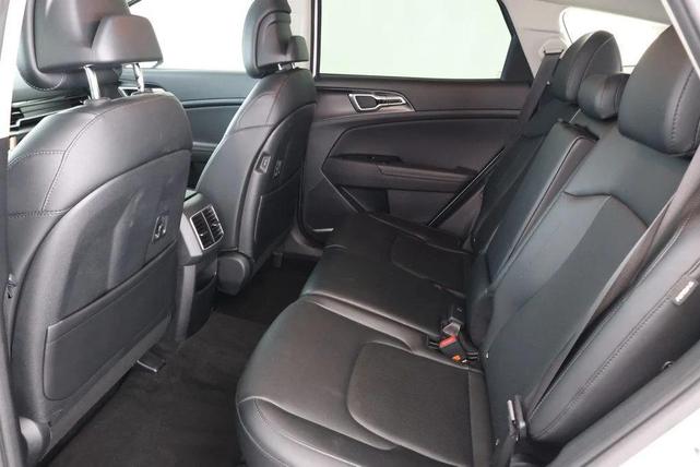 Photo of 2024 Glacial White Pearl Kia Sportage