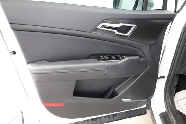 Photo of 2024 Glacial White Pearl Kia Sportage