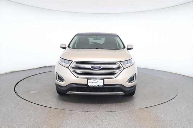 Photo of 2017 White Gold Metallic Ford Edge