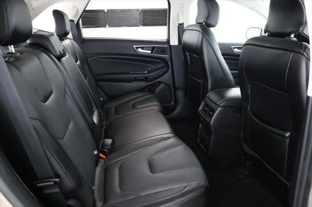 Photo of 2017 White Gold Metallic Ford Edge